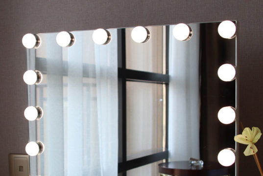 Виды и размеры гримёрных зеркал с подсветкой