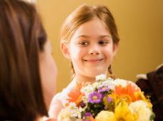 Какие цветы подарить маме на День матери?