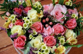 Цветы в корзине — практичный подарок