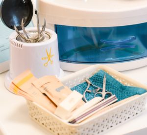 Почему так важна стерилизация инструментов в салоне красоты?