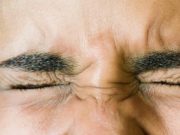 Почему болят глаза