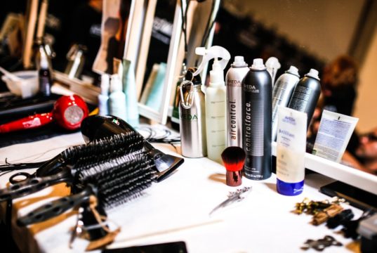 Как парикмахеру выбрать профессиональную косметику?