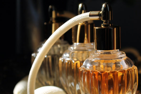 Как правильно наносить духи?