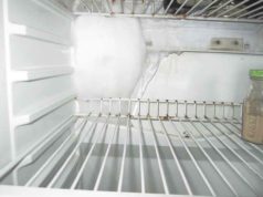 Почему в холодильнике Либхер намерзает лёд на задней стенке.